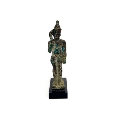 l'image d'une statue d'un homme avec un chapeau sur la tête
