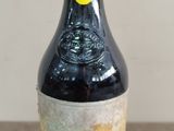 une bouteille de vin posée sur une table