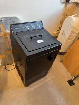 une photo d'une machine à laver et d'un sèche-linge dans une pièce