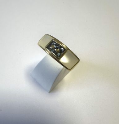une image représentant une bague en or sertie d'un diamant noir