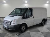 une camionnette blanche garée dans une pièce