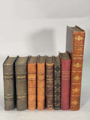 plusieurs vieux livres sont alignés sur une surface blanche