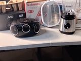 une table sur laquelle se trouvent un mixeur, une cafetière et d'autres objets
