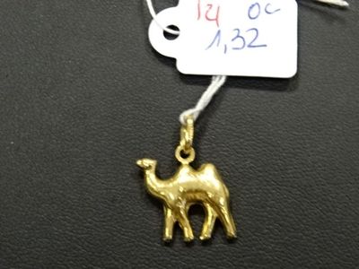 un petit pendentif en forme d'éléphant en or, suspendu à un cordon