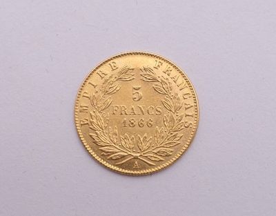 une image d'une pièce d'or sur une surface blanche