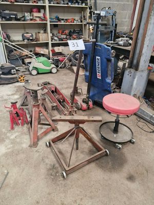 une photo d'un garage avec des outils par terre