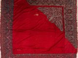 un gros plan sur une couverture rouge ornée d'un motif paisley