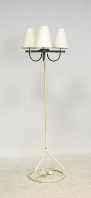 une lampe de table en métal blanc surmontée de trois ampoules