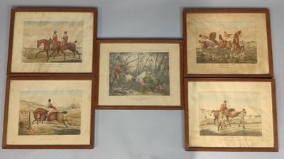 quatre reproductions encadrées représentant des chevaux et des cavaliers sur un mur bleu