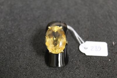 gros plan d'un diamant jaune sur une surface noire
