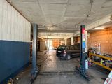 une photo d'un garage avec une voiture à l'intérieur