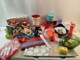 une table sur laquelle se trouvent de nombreux objets différents