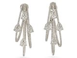 une paire de boucles d'oreilles en or blanc et diamants