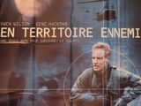 une vieille affiche de cinéma représentant un homme tenant un pistolet à la main
