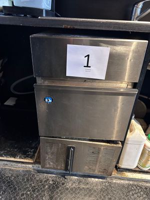 une photo d'un réfrigérateur en acier inoxydable sur lequel figure le chiffre 1