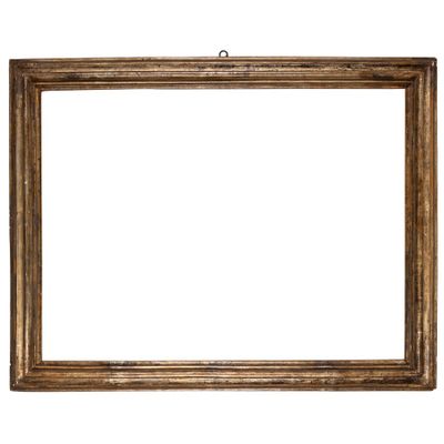 un vieux cadre en bois avec un fond blanc