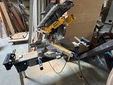 a machine that is sitting on a table in a room