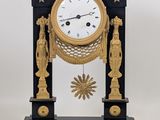 une horloge noire et or posée sur une table