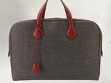 une image représentant un sac à main gris et rouge sur fond blanc