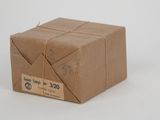 une boîte marron enveloppée dans du papier marron