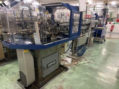 une machine placée au milieu d'une pièce