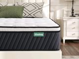une photo d'un lit sur lequel se trouvent un matelas et des oreillers