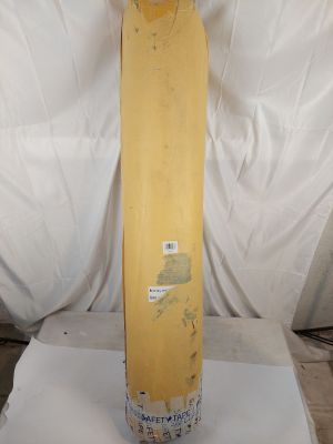 un skateboard jaune posé sur une boîte