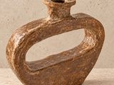 un petit vase posé sur une table