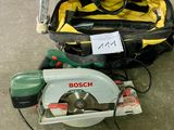une photo d'une trousse à outils et d'une scie circulaire