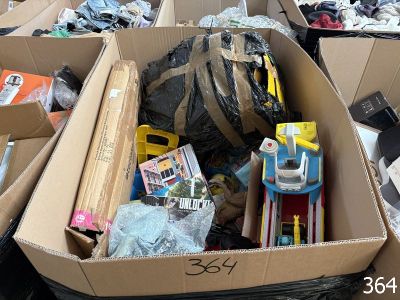 une boîte remplie de jouets et d'autres objets, empilés les uns sur les autres