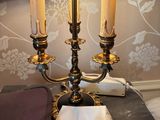 une lampe posée sur une table à côté d'un sac