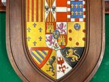 une photo d'un blason accroché au mur