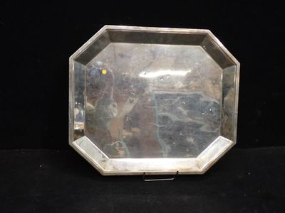un plateau ancien en argent avec un miroir au centre