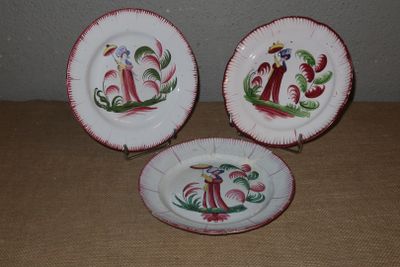 trois assiettes ornées de motifs décoratifs, posées sur une table