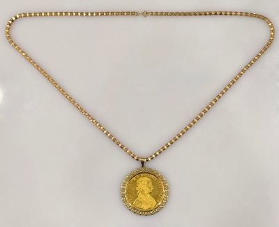 un collier composé d'une pièce d'or suspendue à une chaîne en or