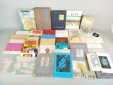 un grand nombre de livres posés sur une table