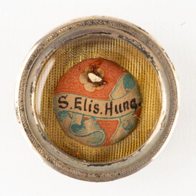 a picture of a button with the name ellis hung on it
