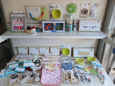 une table sur laquelle se trouvent de nombreux objets