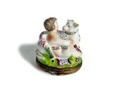une figurine représentant une femme et un chien, posée sur une assiette