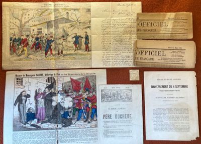 quelques vieux papiers sont posés sur une table, à côté d'une pile d'autres papiers