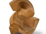 une petite sculpture en bois représentant un ours sur un fond blanc