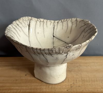 un bol blanc posé sur une table en bois