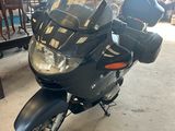 une moto qui est garée dans un garage