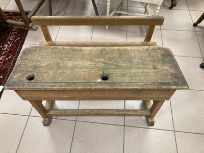 un banc en bois posé sur un sol carrelé