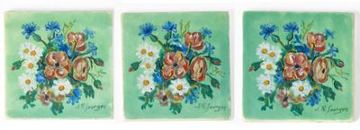 trois tableaux représentant des fleurs sur fond vert et sur fond blanc