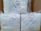 des cartons contenant des matelas sont empilés les uns sur les autres dans un carton