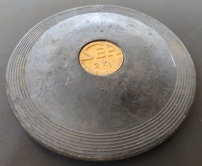 une pièce posée sur une assiette, sur une table