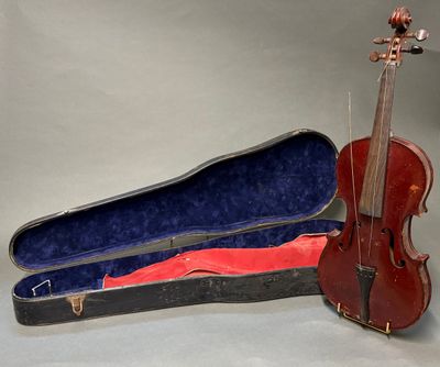 un violon et un étui à violon posés sur une table