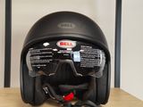 un casque muni de lunettes de protection, posé sur une étagère