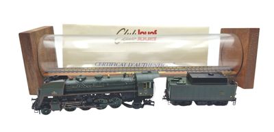 un train miniature exposé dans une boîte en bois